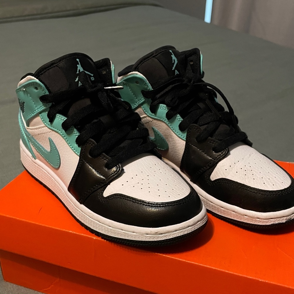 Jordan 1 Mid Tropical Twist Igloo (GS)